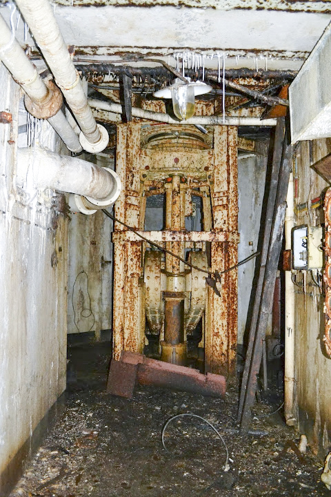 Ligne Maginot - ROCHONVILLERS - A8 - (Ouvrage d'artillerie) - Bloc 7
L'étage inférieur de la tourelle de 135 - PAVEL Jan