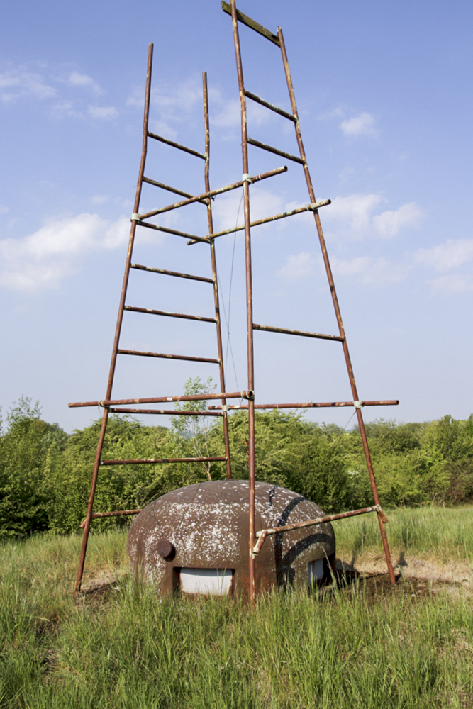 Ligne Maginot - ROCHONVILLERS - A8 - (Ouvrage d'artillerie) - Bloc 8
L'une des deux cloches GFM recouverte d'une structure métallique récente - Michel Teiten