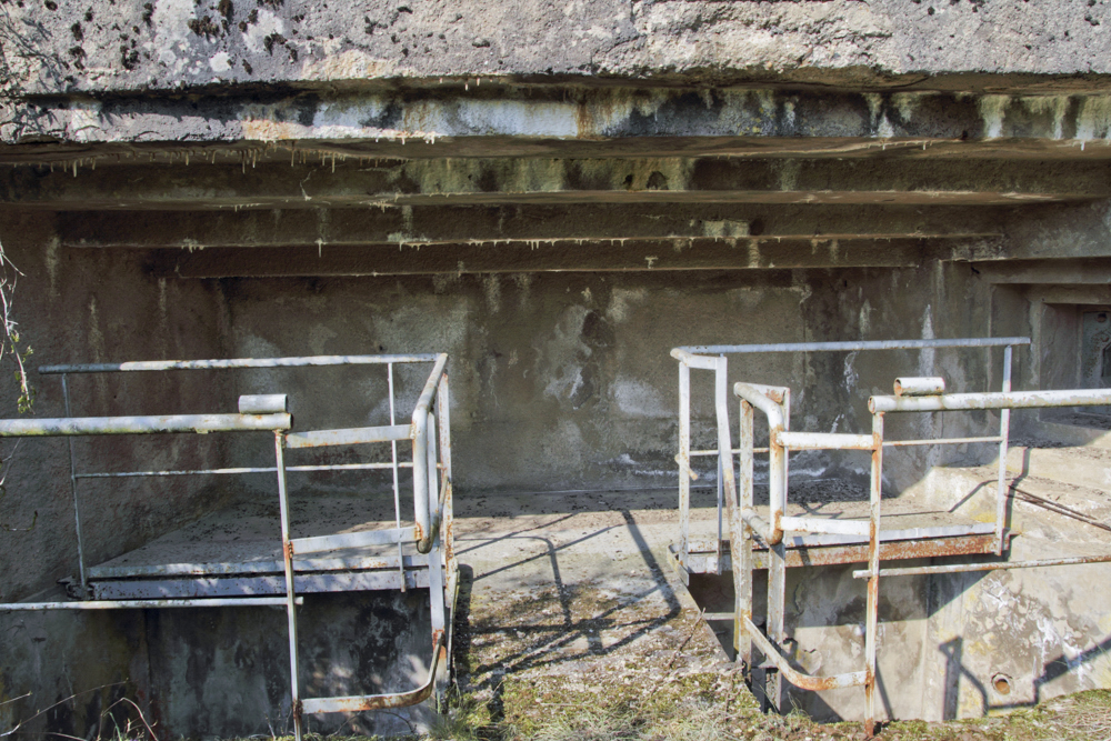 Ligne Maginot - ROCHONVILLERS - A8 - (Ouvrage d'artillerie) - Bloc 8
La plateforme métallique (pour accès à la sortie de secours ?) a été mise en place dans le cadre de la modernisation de l'ouvrage en PC de Guerre au début des années 80. 
Les créneaux JM/AC ont été murés.   - Michel Teiten