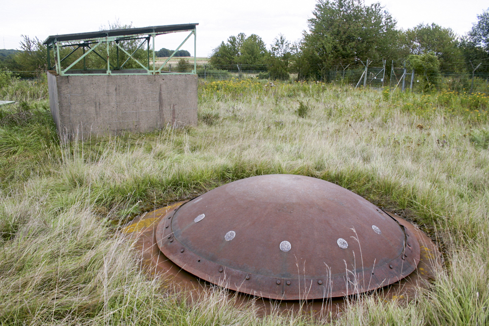 Ligne Maginot - ROCHONVILLERS - A8 - (Ouvrage d'artillerie) - Bloc 9
Tourelle de mitrailleuses.
La cloche GFM se trouvait à l'emplacement du bâtiment léger à l'arrière-plan. - Michel Teiten