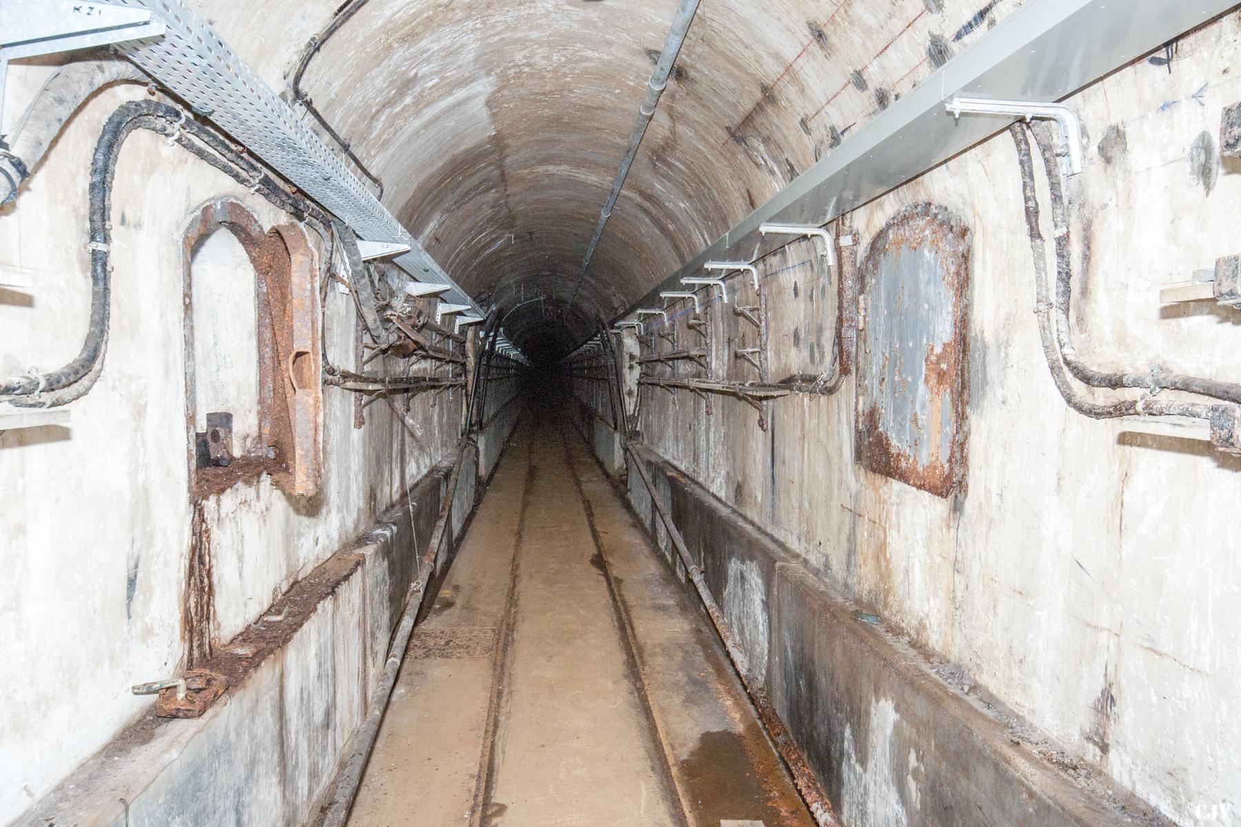 Ligne Maginot - ROCHONVILLERS - A8 - (Ouvrage d'artillerie) - Bloc 8
La galerie vers le bloc avec des niches à mines - Lia VERMEULEN