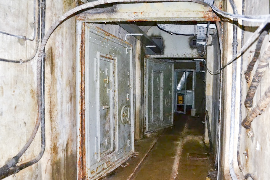 Ligne Maginot - ROCHONVILLERS - A8 - (Ouvrage d'artillerie) - Bloc 9
Le sas au pied du bloc - PAVEL Jan