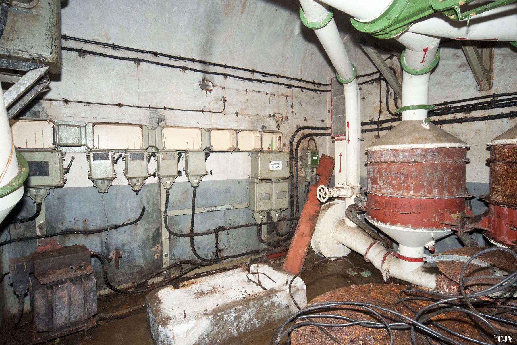 Ligne Maginot - ROCHONVILLERS - A8 - (Ouvrage d'artillerie) - Bloc 9
Le local ventilation - Lia VERMEULEN