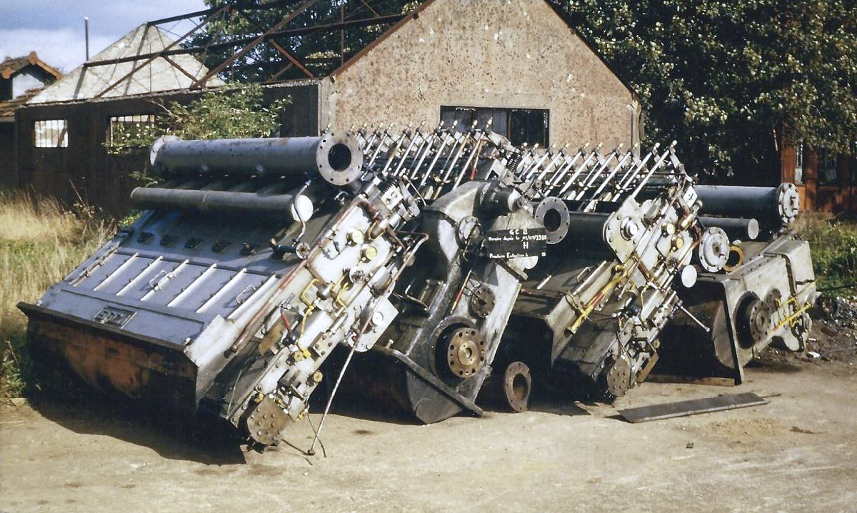 Ligne Maginot - ROCHONVILLERS - A8 - (Ouvrage d'artillerie) - Les moteurs de l'ouvrage sortis et stockés un temps dans le Camp d'Angevillers lors de la rénovation de l'usine électrique en 1983 - KEMMEL Dominique