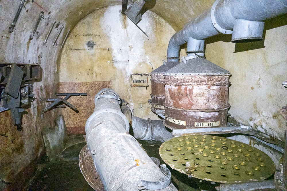 Ligne Maginot - HOBLING - A23 - (Ouvrage d'infanterie) - Salle des filtres
Les filtres au premier plan ont été démontés - Michel Teiten