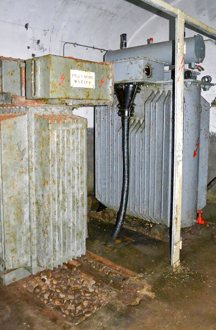 Ligne Maginot - ROCHONVILLERS - A8 - (Ouvrage d'artillerie) - Sous-station B
Le transformateur abaisseur 3000V - 400V - PAVEL Jan