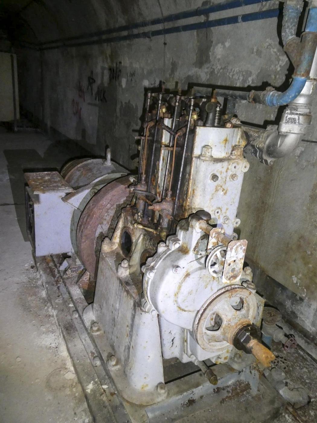 Ligne Maginot - COL DE GARDE (G) - EO10 - (Abri actif) - L'usine électrique
Moteur Baudoin DB2  - ELLENA Daniel - CUNY Philippe