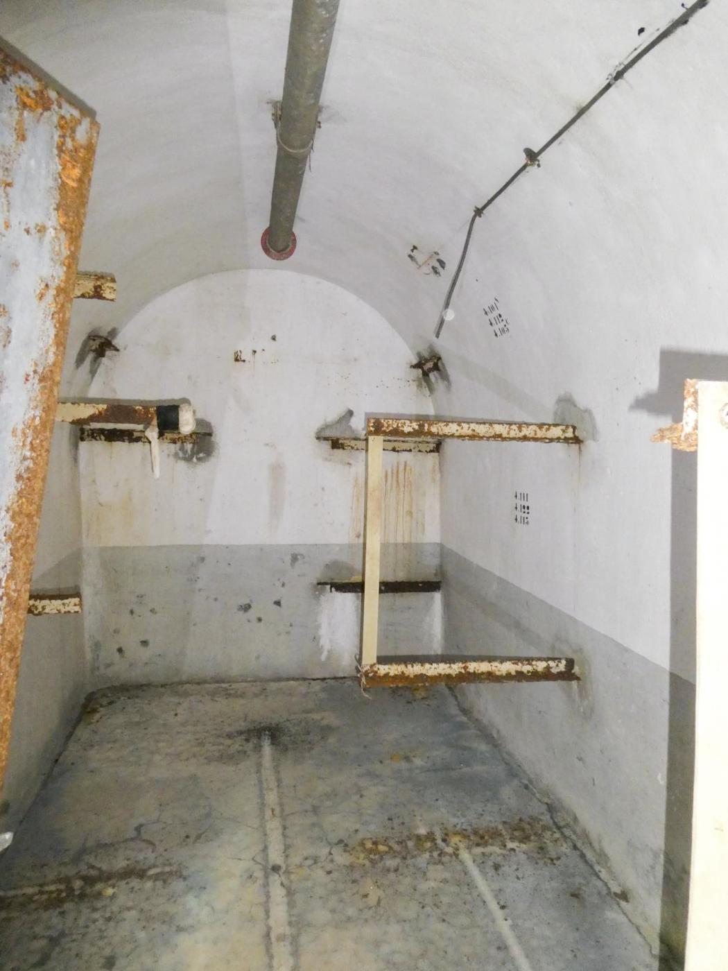 Ligne Maginot - COL DE GARDE (G) - EO10 - (Abri actif) - Bloc 4
Chambrée officiers (sous réserve) - ELLENA Daniel - CUNY Philippe