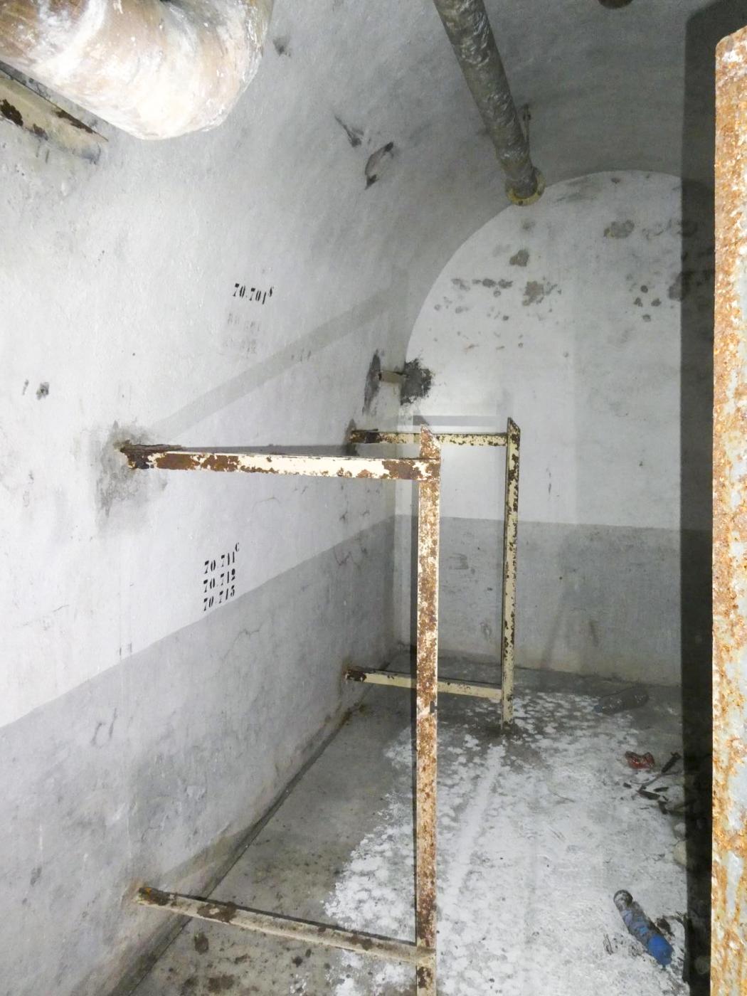 Ligne Maginot - COL DE GARDE (G) - EO10 - (Abri actif) - Les lits dans le magasin de génie - ELLENA Daniel - CUNY Philippe