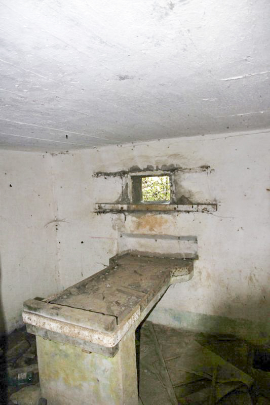 Ligne Maginot - AB17 - (Blockhaus pour canon) - Le créneau pour mitrailleuse frontal dans la 2e chambre de tir, spécificité de ce bloc. - JOLAS, Jean-Michel