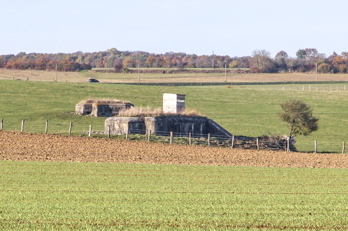 Ligne Maginot - Ab19 - (Blockhaus pour canon) - Vu du passage sous la voie de chemin de fer, avec en arrière plan Ab22 - JOLAS, Jean-Michel