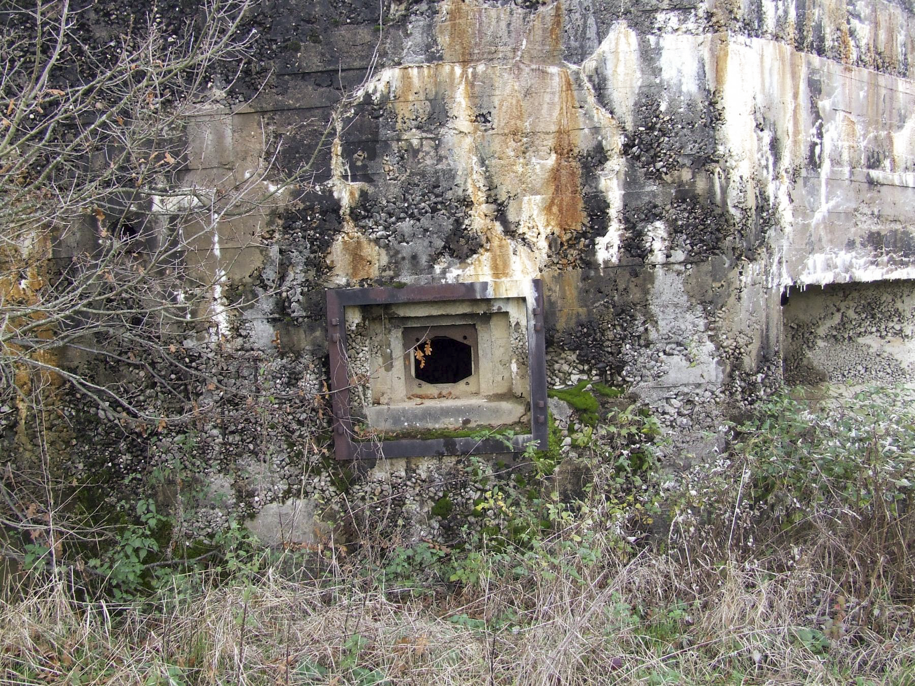 Ligne Maginot - MC07 - STG R - (Casemate d'infanterie - Double) - Le créneau FM de défense arrière. - STENGER Mathieu