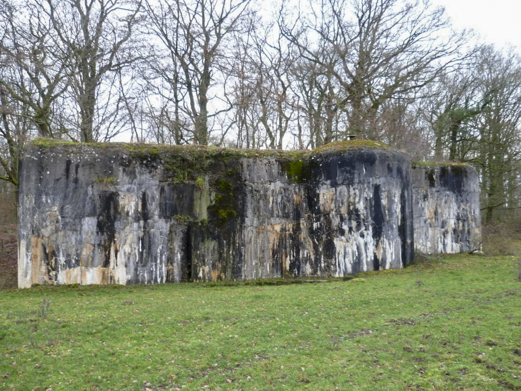 Ligne Maginot - STG 14 - MC15B - MC10 - (Casemate d'infanterie - double) - Vue côté opposé a l'entrée, on voit que la cloche n'a jamais été posée et le trou est obstrué - AsH
