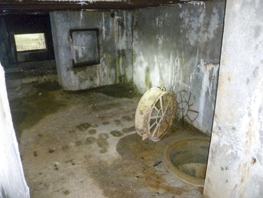 Ligne Maginot - STG 14 - MC15B - MC10 - (Casemate d'infanterie - double) - On aperçoit le puits peu profond, la rivière étant juste à côté, et une grille qui devait être posée sur le trou - AsH