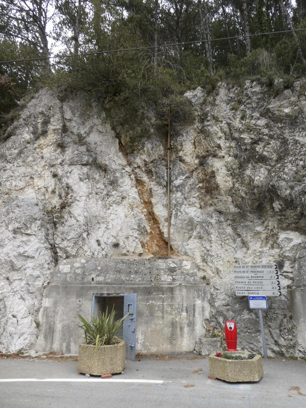 Ligne Maginot - PEILLE - (Central téléphonique isolé) - Entrée gauche avec au dessus le poteau d'arrivée des lignes aériennes.
 - ELLENA Daniel - CUNY Philippe