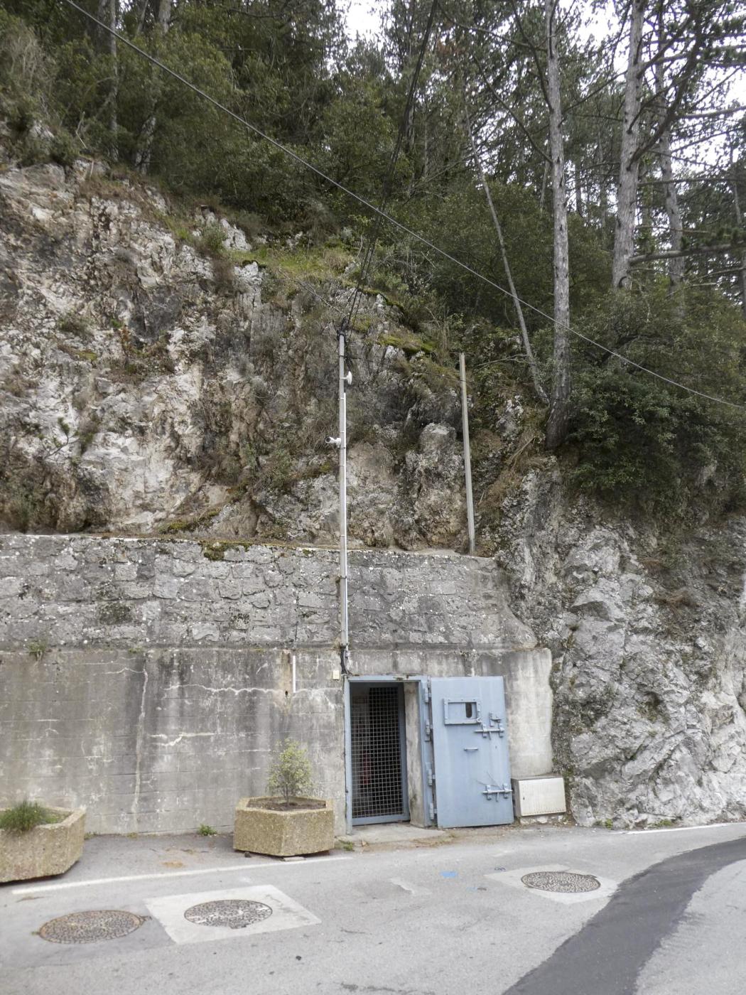Ligne Maginot - PEILLE - (Central téléphonique isolé) - Entrée droite ou se trouvait le groupe électrogène.
 - ELLENA Daniel - CUNY Philippe