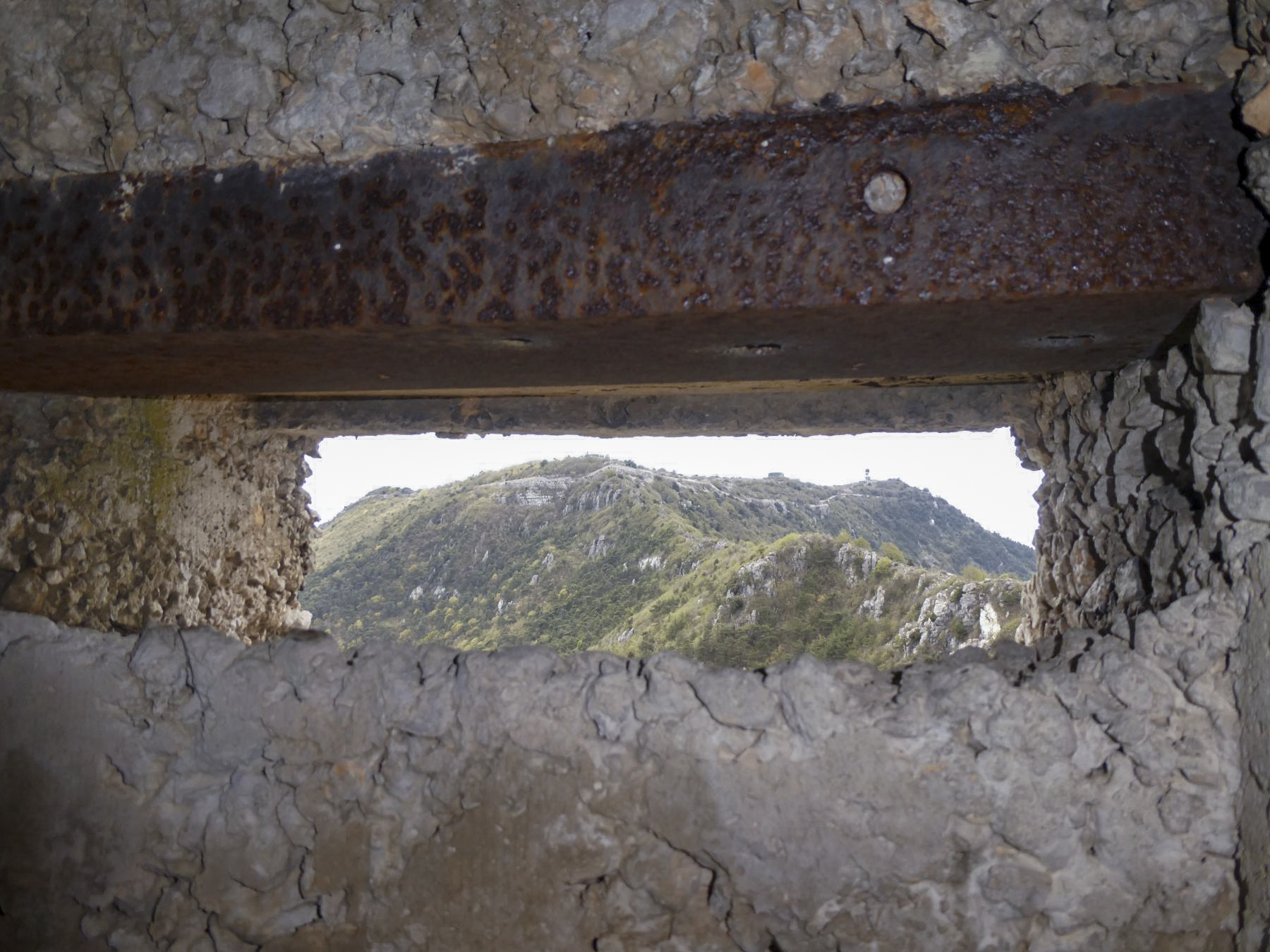 Ligne Maginot - CIME DES CABANELLES - (Observatoire d'artillerie) - Créneau orienté vers le Mont Agel - ELLENA Daniel - CUNY Philippe