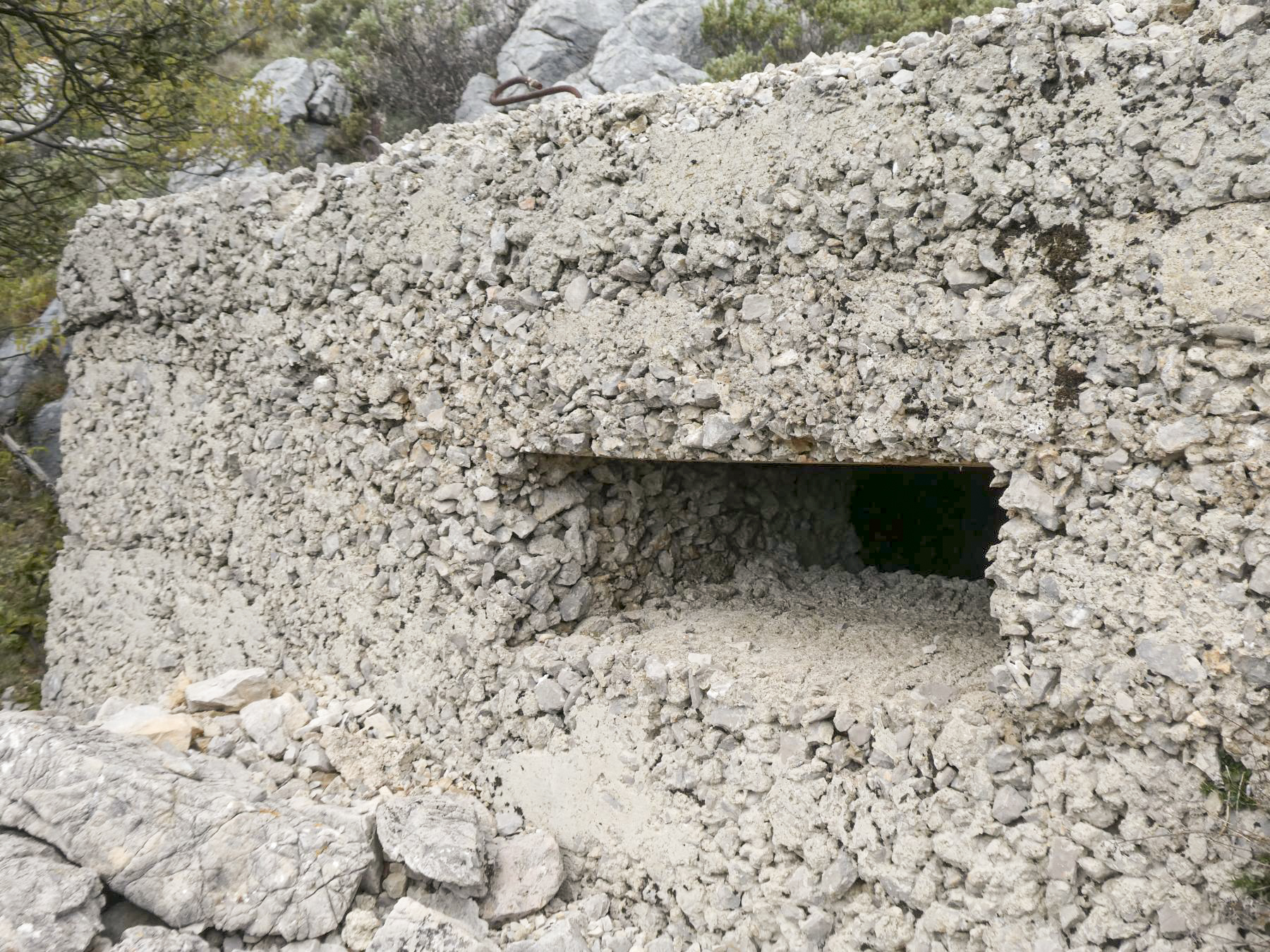 Ligne Maginot - CIME DES CABANELLES - (Observatoire d'artillerie) - Le créneau orienté vers le Mont Agel - ELLENA Daniel - CUNY Philippe