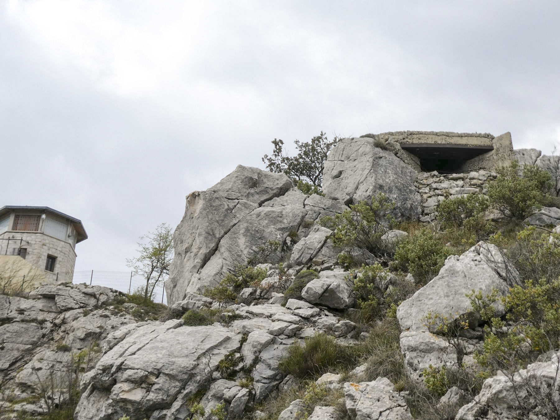 Ligne Maginot - CIME DES CABANELLES - (Observatoire d'artillerie) - Situation de l'observatoire par rapport à la tour. - ELLENA Daniel - CUNY Philippe