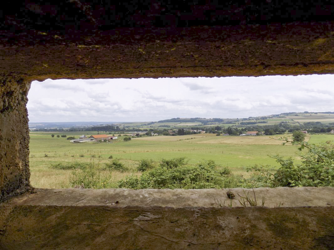 Ligne Maginot - 7C - AUTRECOURT NORD - (Blockhaus pour arme infanterie) - Vue créneau centrale Hotchkiss, vers le nord-est, Villers-Devant-Mouzon - R Tucker