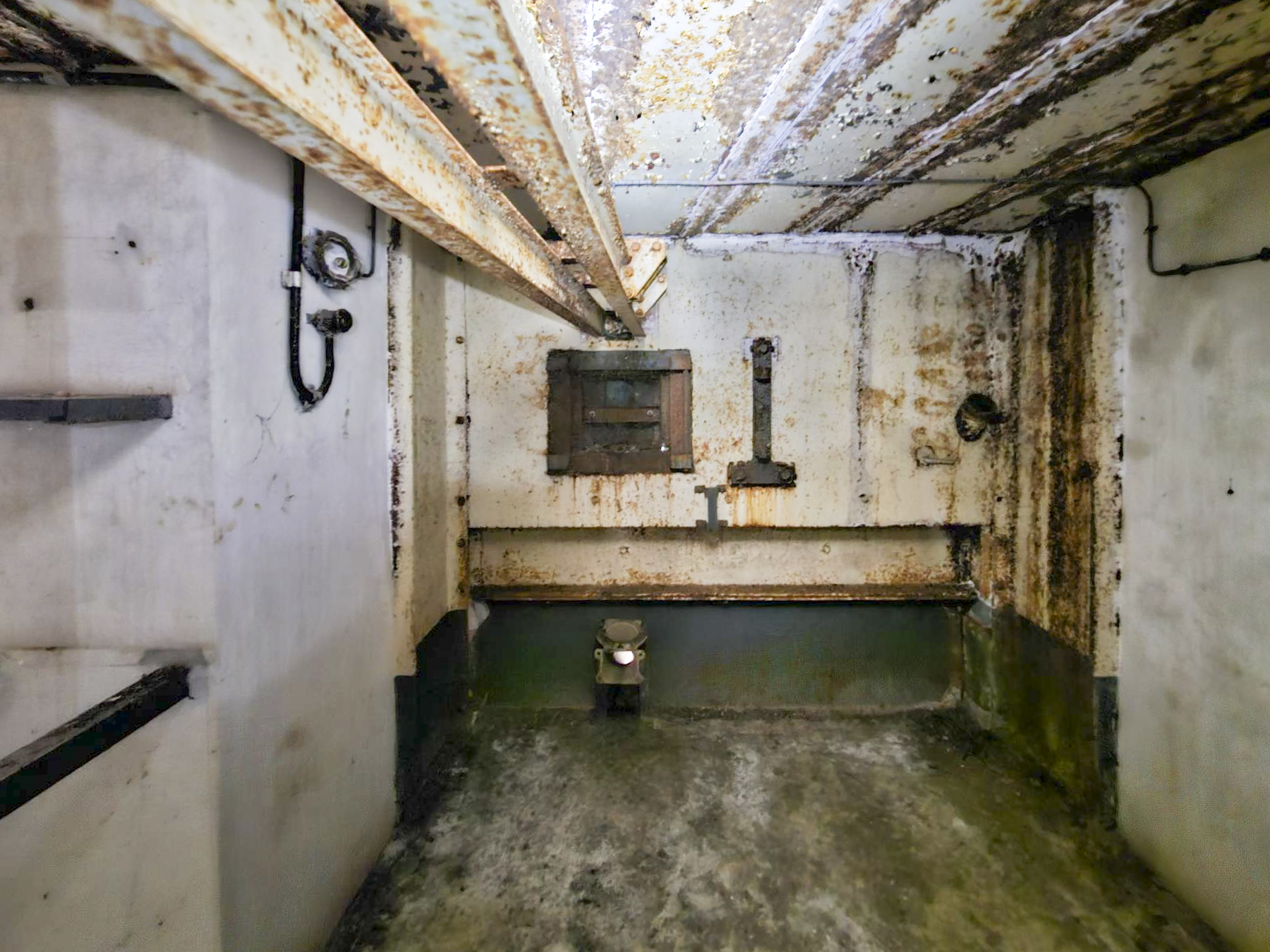 Ligne Maginot - COL DE GARDE (G) - EO10 - (Abri actif) - Bloc 4
Le créneau JM et créneau pour canon antichar de 37 mm. - ELLENA Daniel - CUNY Philippe