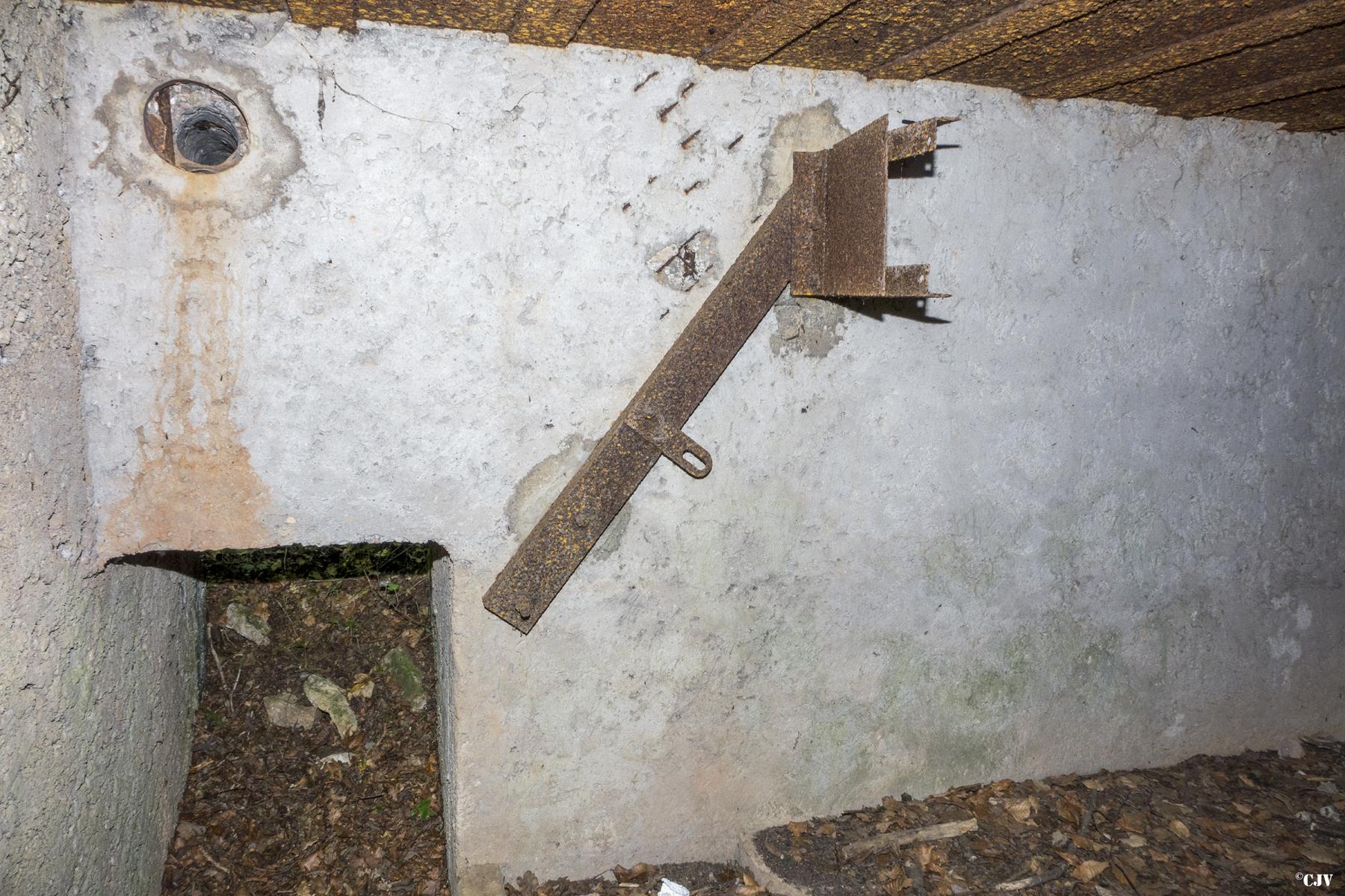 Ligne Maginot - UBERNIED 8 - (Blockhaus pour canon) - Entrée du personnel et support pour le ventilateur - Lia VERMEULEN
