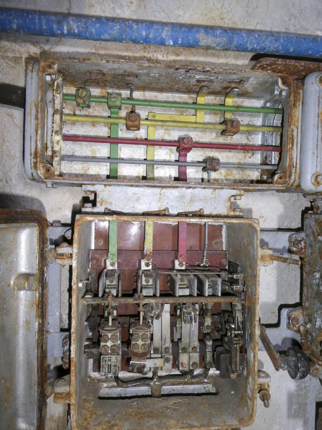 Ligne Maginot - COL DE GARDE (G) - EO10 - (Abri actif) - L'usine électrique
Tableau divisionnaire.
Le sectionneur principal - ELLENA Daniel - CUNY Philippe