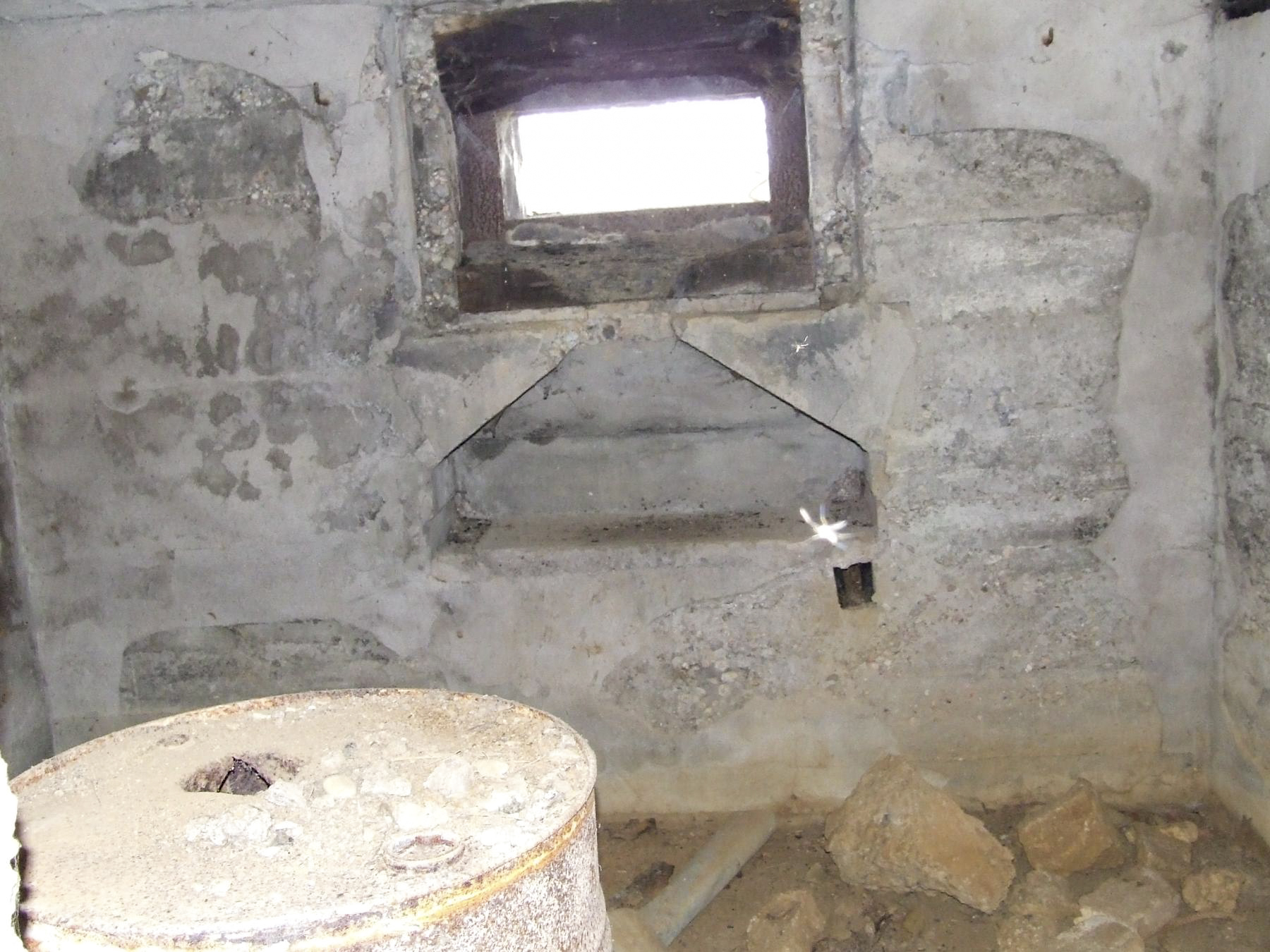 Ligne Maginot - M71B - (Blockhaus pour arme infanterie) - La chambre de tir vers la droite. - STENGER Mathieu