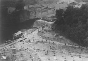 Ligne Maginot - ROCHONVILLERS - A8 - (Ouvrage d'artillerie) - L'entrée munitions
Photo prise à l'achèvement du gros œuvre, les travaux continuent et les abords ont été replantés de jeunes arbres