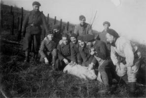 Ligne Maginot - VECKRING SUD - C56 - (Casemate d'infanterie - Simple) - L'équipage des casemates de Veckring (N ou S ?)
Le cochon, bientôt dans les gamelles