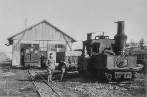 Ligne Maginot - SOULTZ SOUS FORET - (Infrastructure ferroviaire) - Atelier garage pour locotracteurs en voie de 60,
Une locomotive Péchot, un locotracteur Schneider et un wagon citerne primatique stationnent devant le garage-atelier