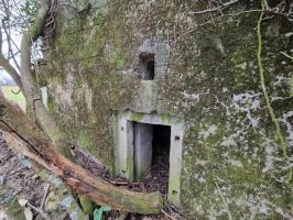 Ligne Maginot - REDELBORN - (Blockhaus pour arme infanterie) - L'entrée du blockhaus, qui ne semble jamais avoir été équipée de sa porte. Des réservations laissent penser à une possibilité d'empiler des rails pour clôturer l'entrée. 
