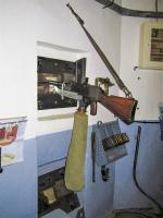 Ligne Maginot - OBERROEDERN SUD - RIEFFEL - (Casemate d'infanterie - Double) - FM 24/29 en place dans le créneau de façade de la chambre de tir Sud
Le FM sur support SB équipée de son sac de récupération des douilles