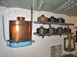 Ligne Maginot - OBERROEDERN SUD - RIEFFEL - (Casemate d'infanterie - Double) - Chambre de tir Sud
Pulvérisateur Vermorel et étagères des chargeurs de mitrailleuses