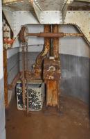 Ligne Maginot - ASCHBACH EST - O2 - (Casemate d'infanterie - Double) - Cloche JM
Plancher mobile, entrainement de la noria et caisson de récupération des douilles