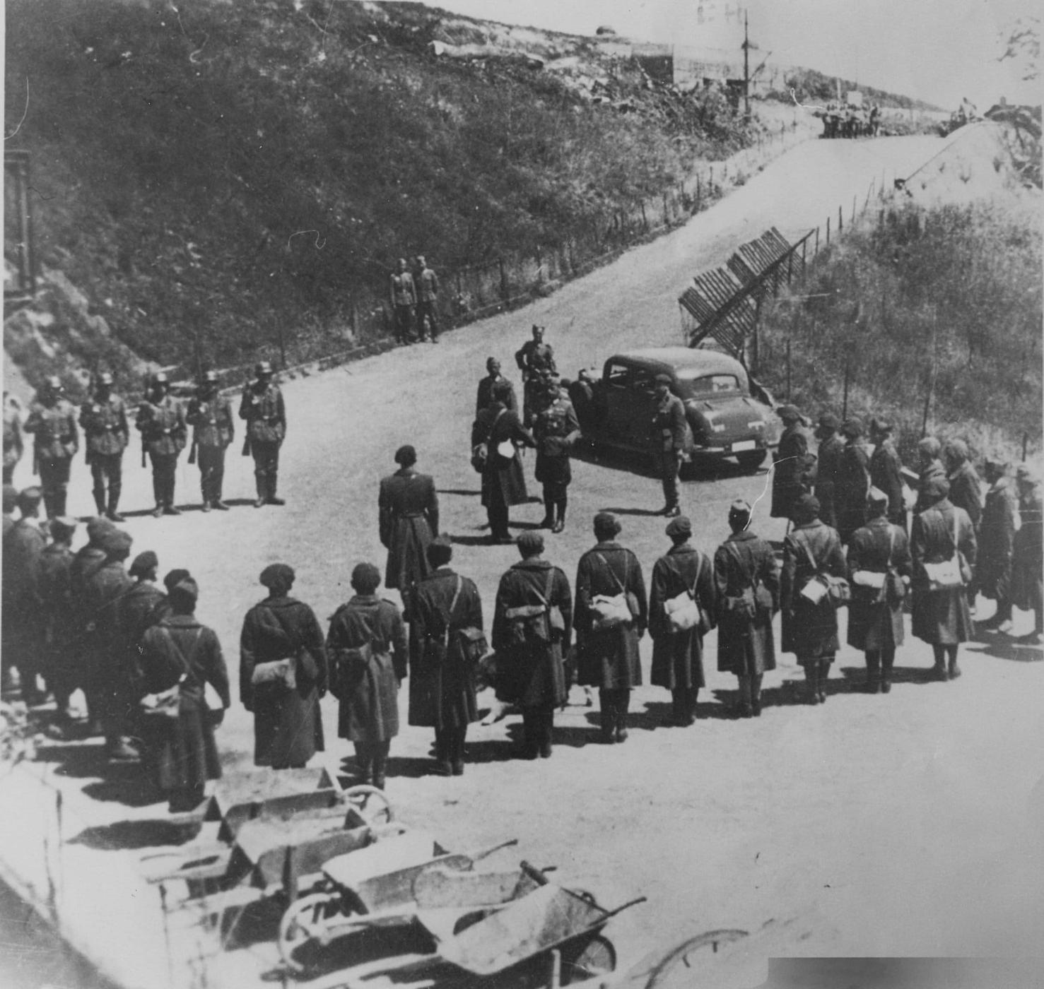Ligne Maginot - SCHIESSECK - (Ouvrage d'artillerie) - La remise des clefs de l'ouvrage aux allemands par le Cne Cazenave commandant le génie de l'ouvrage le 30 juin 1940 - Inconnu