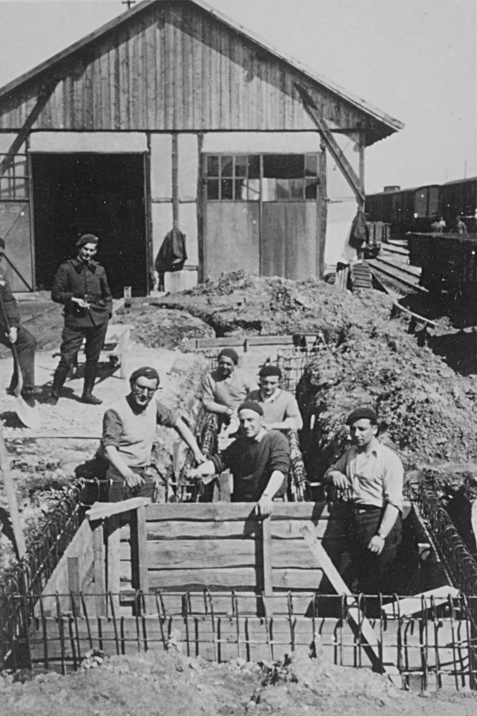 Ligne Maginot - SOULTZ SOUS FORET - (Infrastructure ferroviaire) - Soultz-sous-Forêts, 1939-40. 
À quelques mètres du garage-atelier, une équipe de sapeurs construit une fosse « à piquer » et de réparation des bielles des locotracteurs Schneider. À l’extrême droite, voie de 60 et voies normales  - Edouard-Roger Basset