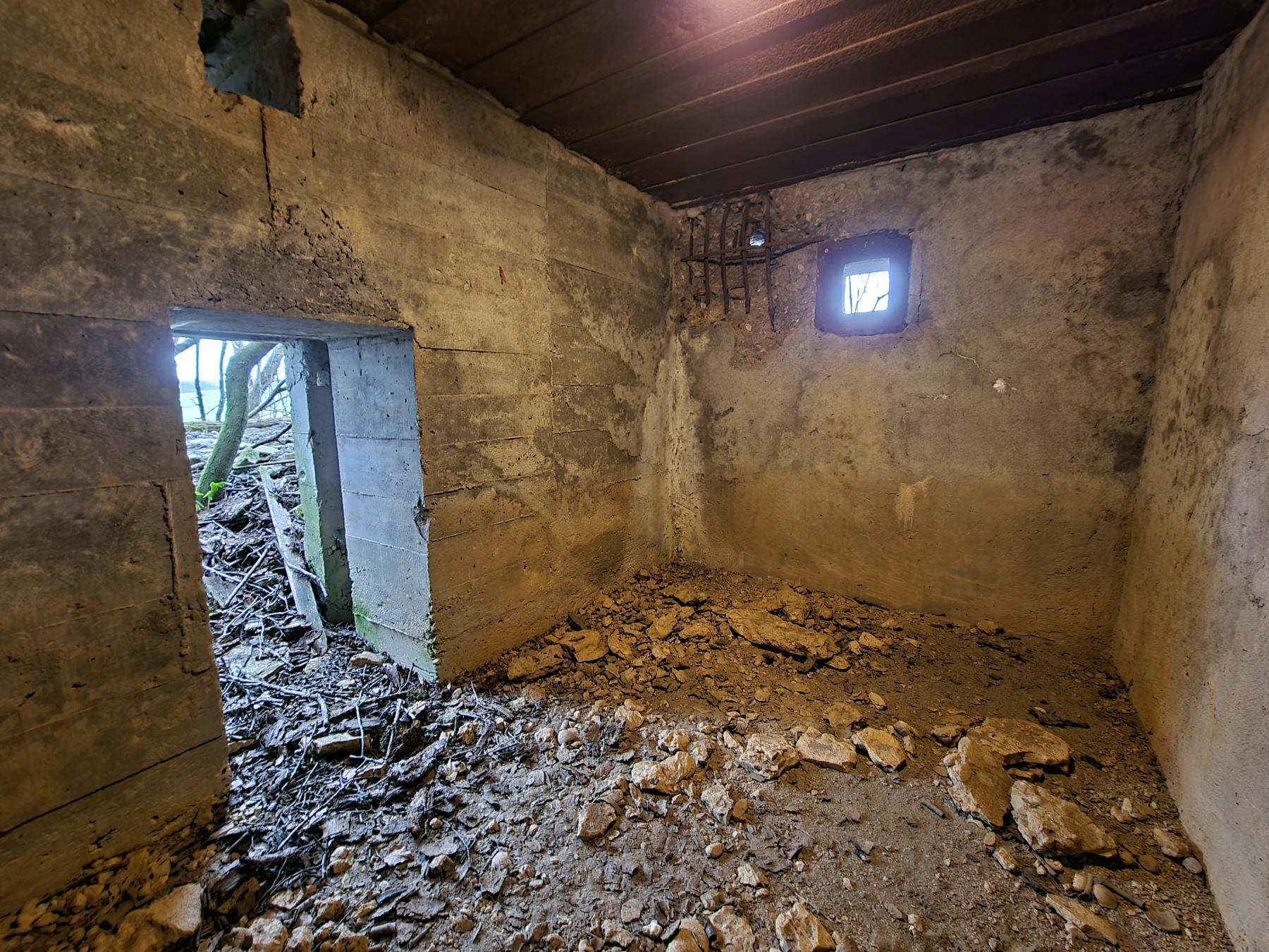 Ligne Maginot - REDELBORN - (Blockhaus pour arme infanterie) - L'intérieur vide du blockhaus.  - DK_Antoine4