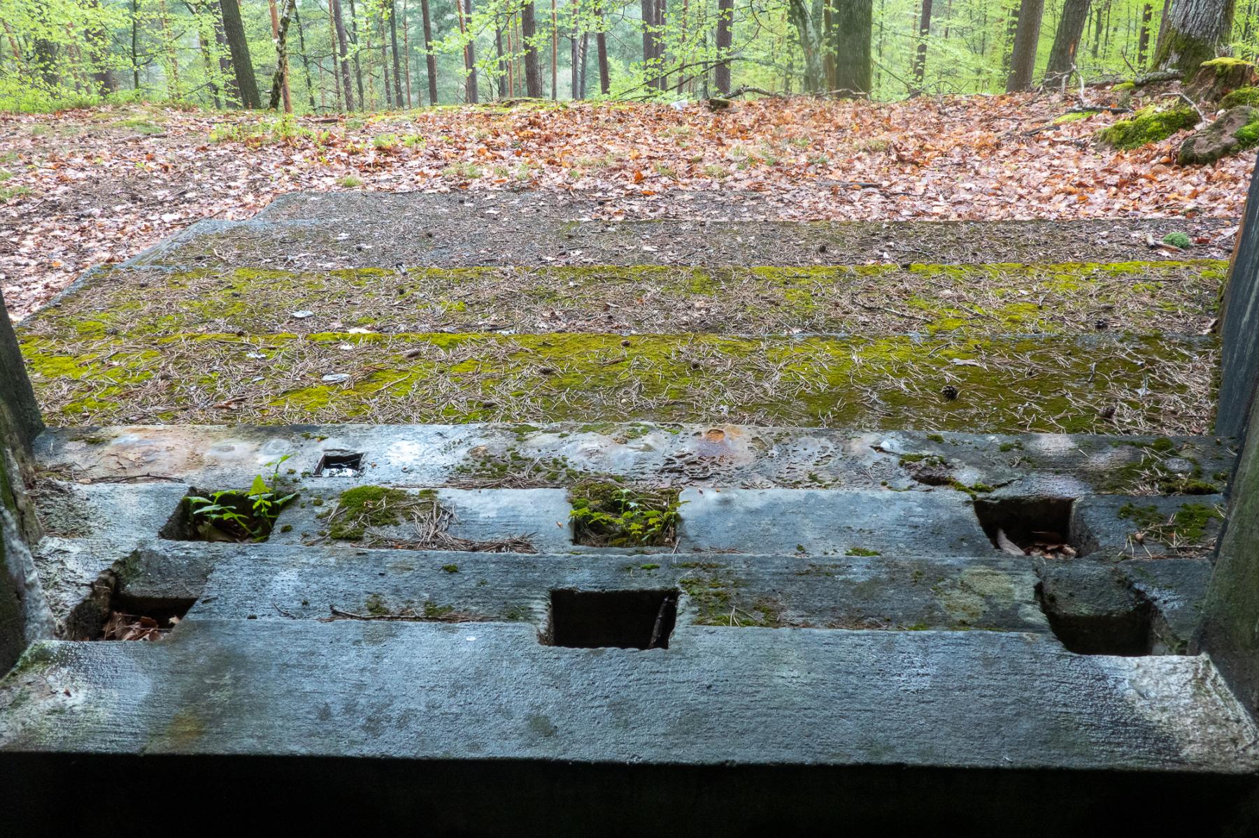 Ligne Maginot - WINDSTEIN - (Casemate d'artillerie) - Réservations dans le créneau.
Pour insertion de poutres afin d'obturer celui-ci ? - Michel Teiten