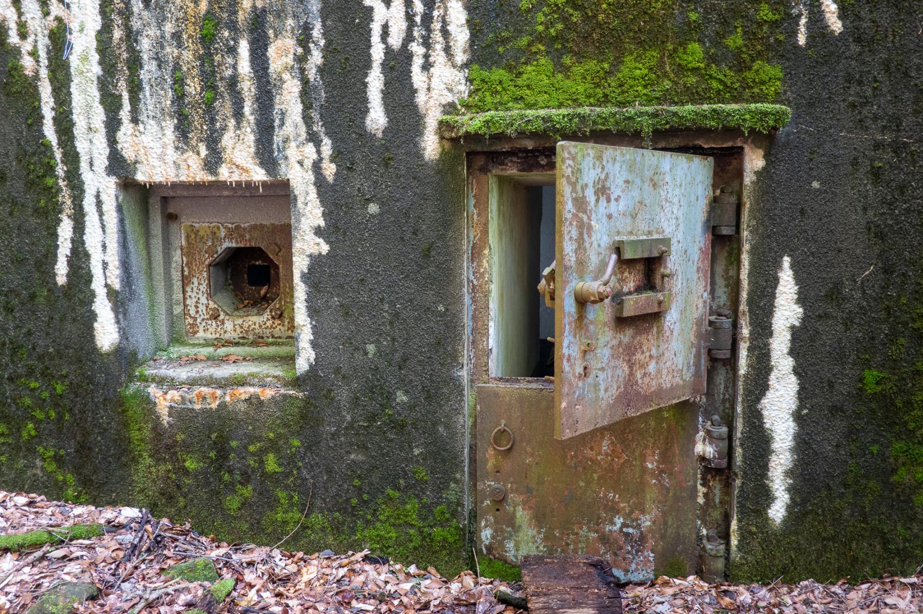 Ligne Maginot - HOCHWALD HAUT AVANT - BLOC 20 - O7 - (Observatoire d'artillerie) - Porte blindée allemande récupérée sur un ouvrage du Westwall et créneau FM de défense rapprochée. - Michel Teiten