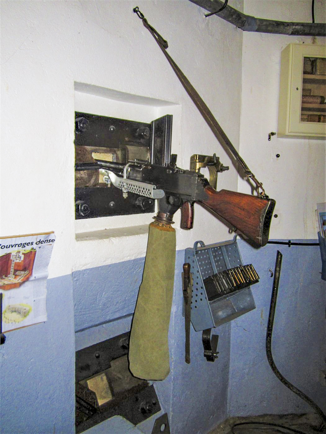 Ligne Maginot - OBERROEDERN SUD - RIEFFEL - (Casemate d'infanterie - Double) - FM 24/29 en place dans le créneau de façade de la chambre de tir Sud
Le FM sur support SB équipée de son sac de récupération des douilles - Gregory Fuchs