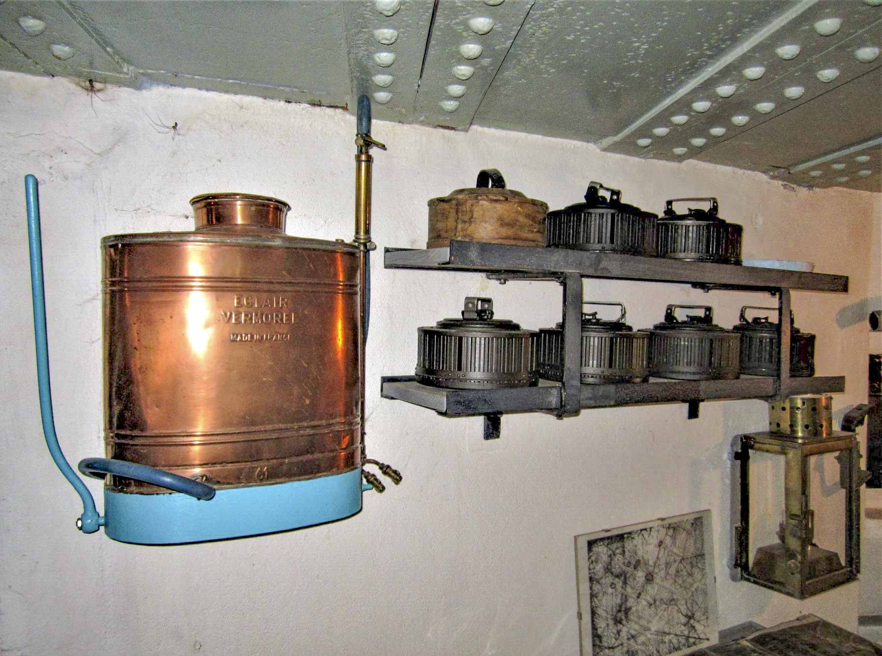 Ligne Maginot - OBERROEDERN SUD - RIEFFEL - (Casemate d'infanterie - Double) - Chambre de tir Sud
Pulvérisateur Vermorel et étagères des chargeurs de mitrailleuses - Gregory Fuchs
