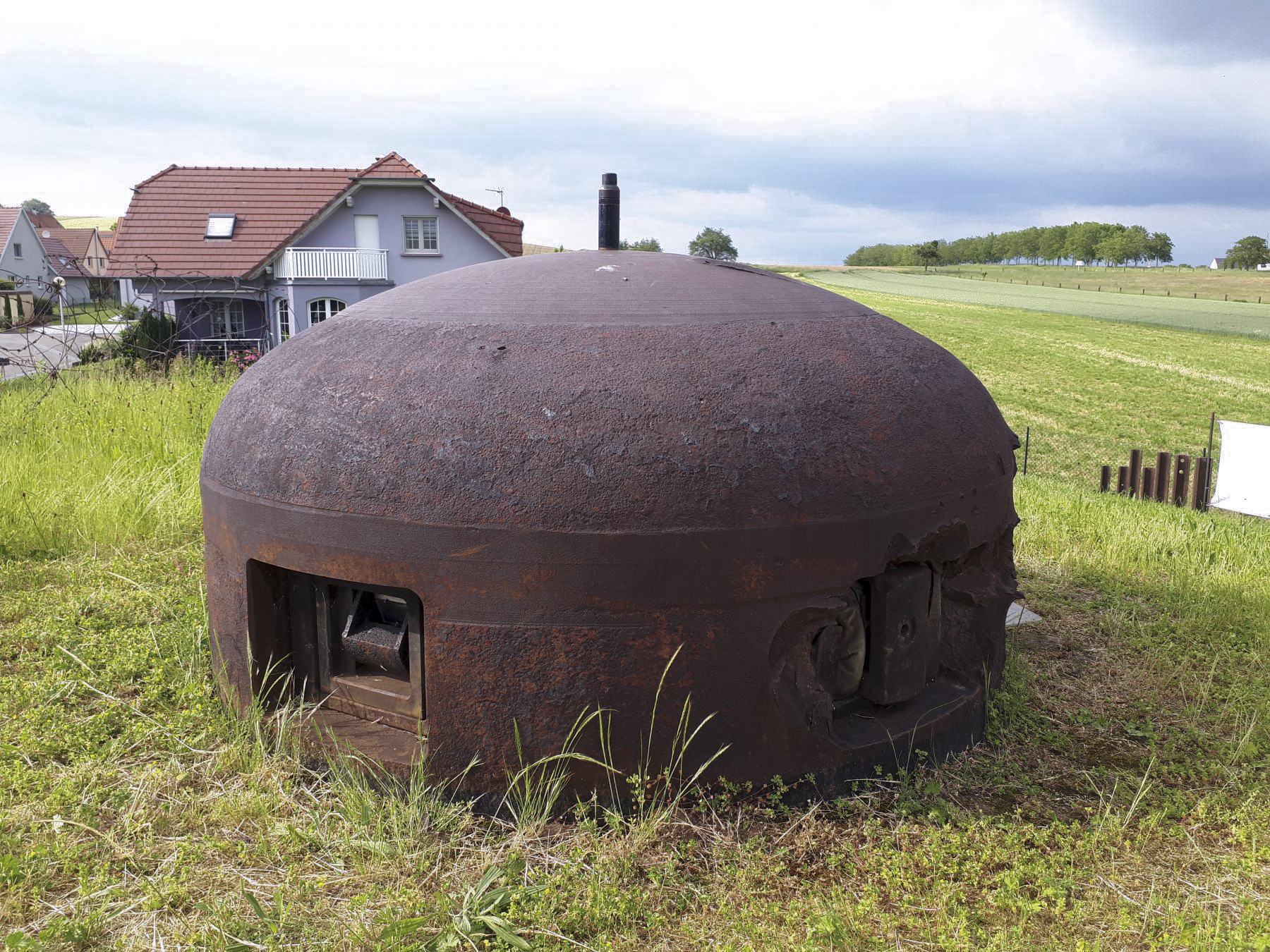 Ligne Maginot - OBERROEDERN SUD - RIEFFEL - (Casemate d'infanterie - Double) - Cloche GFM avec l'épiscope en place dans un créneau et le périscope F1 en position - Gregory Fuchs