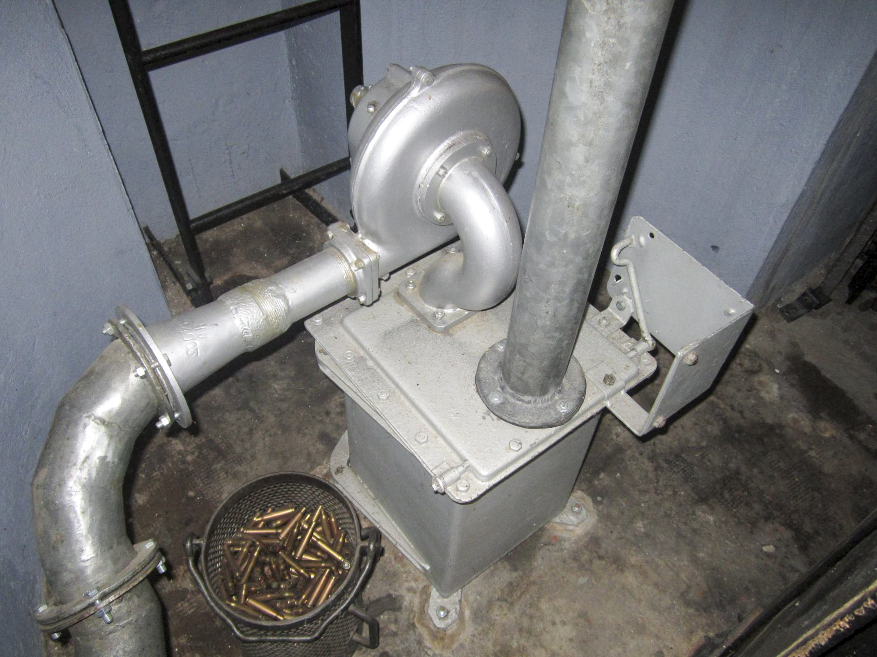 Ligne Maginot - OBERROEDERN SUD - RIEFFEL - (Casemate d'infanterie - Double) - Ventilateur et caisson de récupération des douilles - Gregory Fuchs