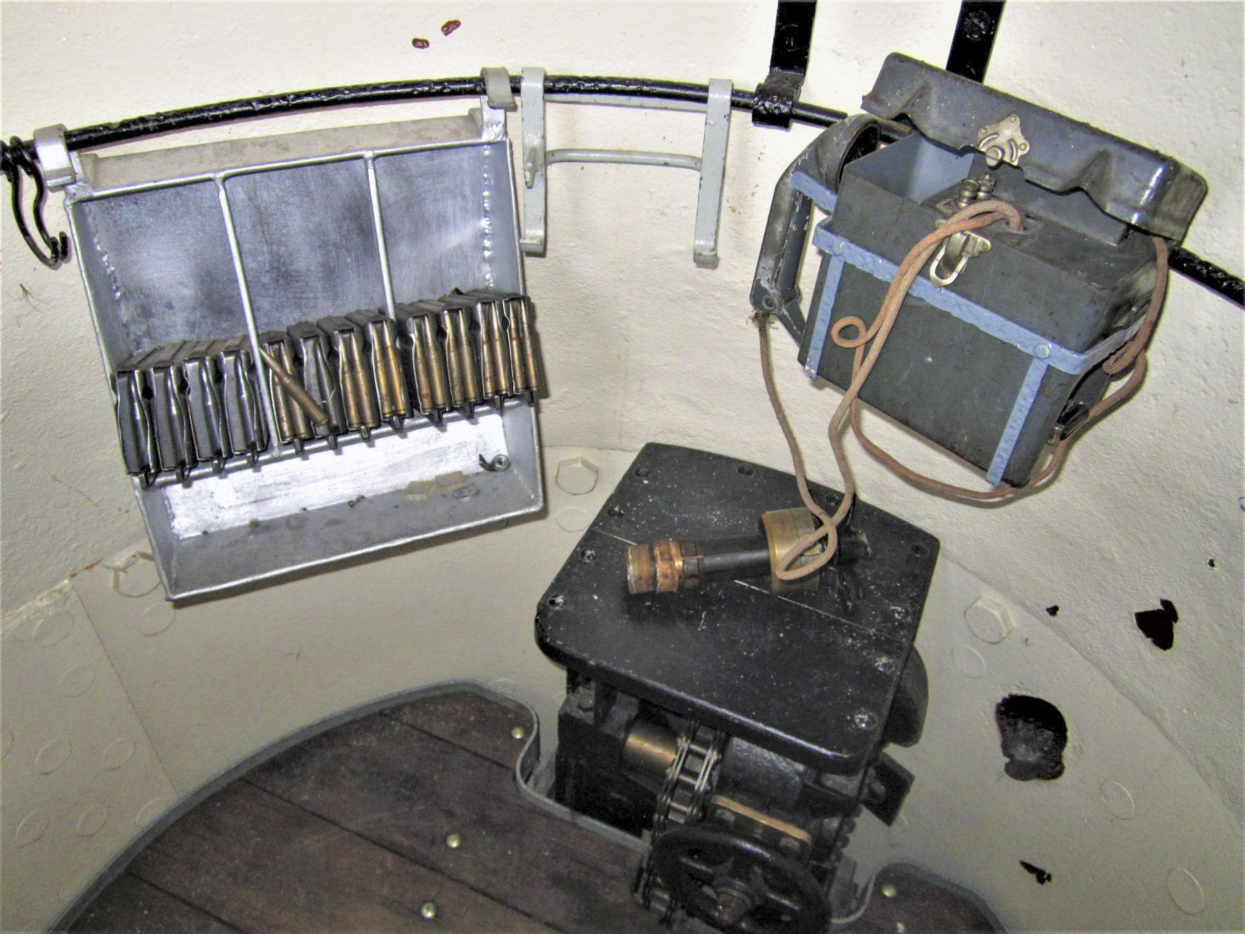 Ligne Maginot - OBERROEDERN SUD - RIEFFEL - (Casemate d'infanterie - Double) - Casier pour les munitions du FM et téléphone - Gregory Fuchs