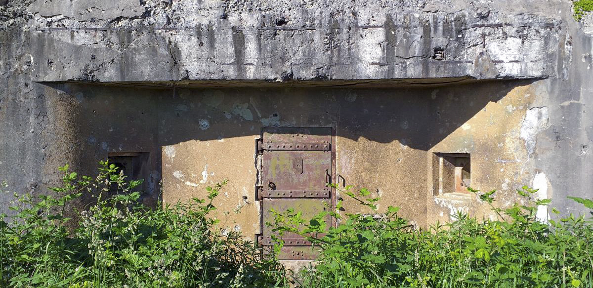 Ligne Maginot - ASCHBACH EST - O2 - (Casemate d'infanterie - double) - L'entrée et ses deux créneaux FM de défense rapprochée - Gregory Fuchs