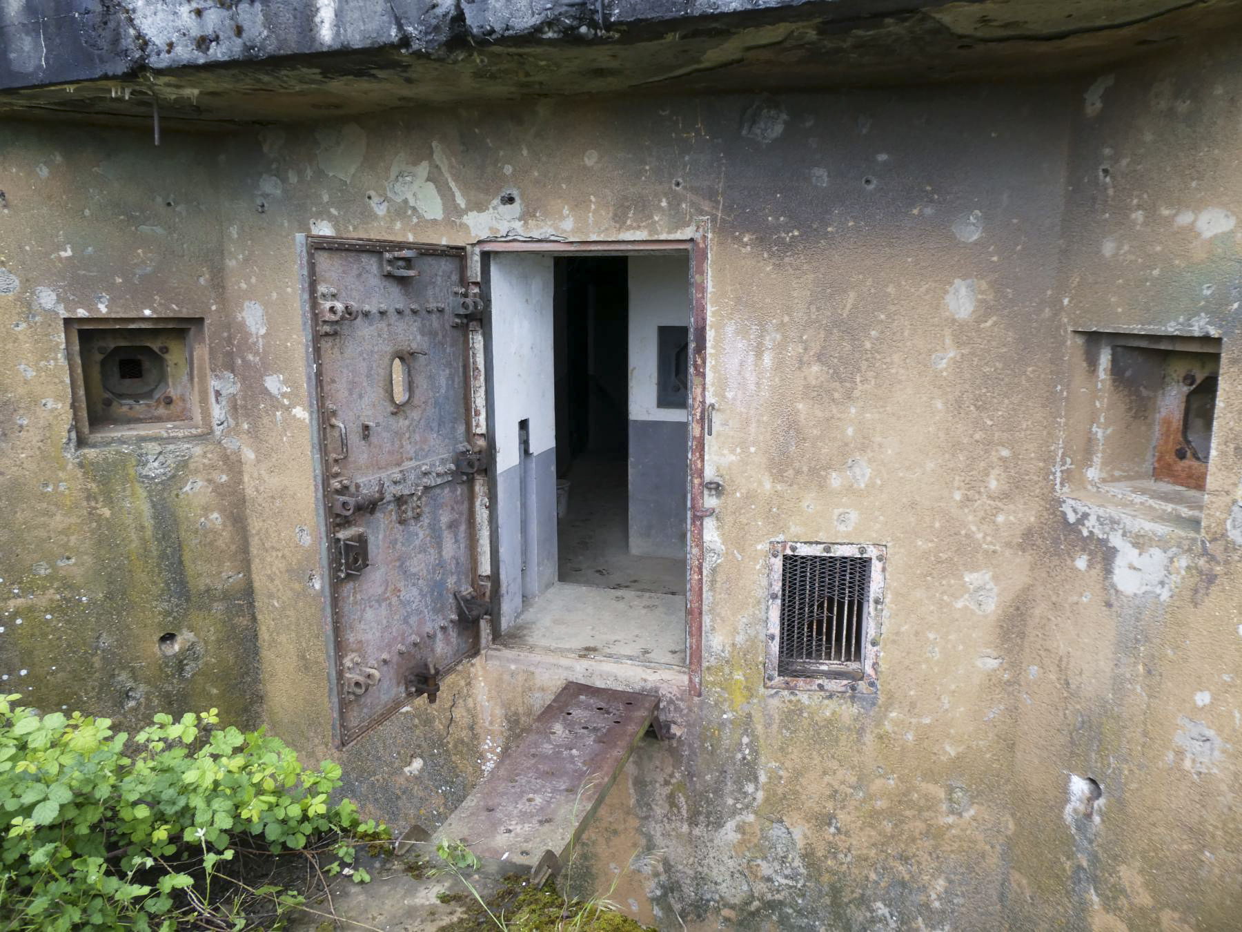 Ligne Maginot - ASCHBACH EST - O2 - (Casemate d'infanterie - Double) - L'entrée - ELLENA Daniel - CUNY Philippe