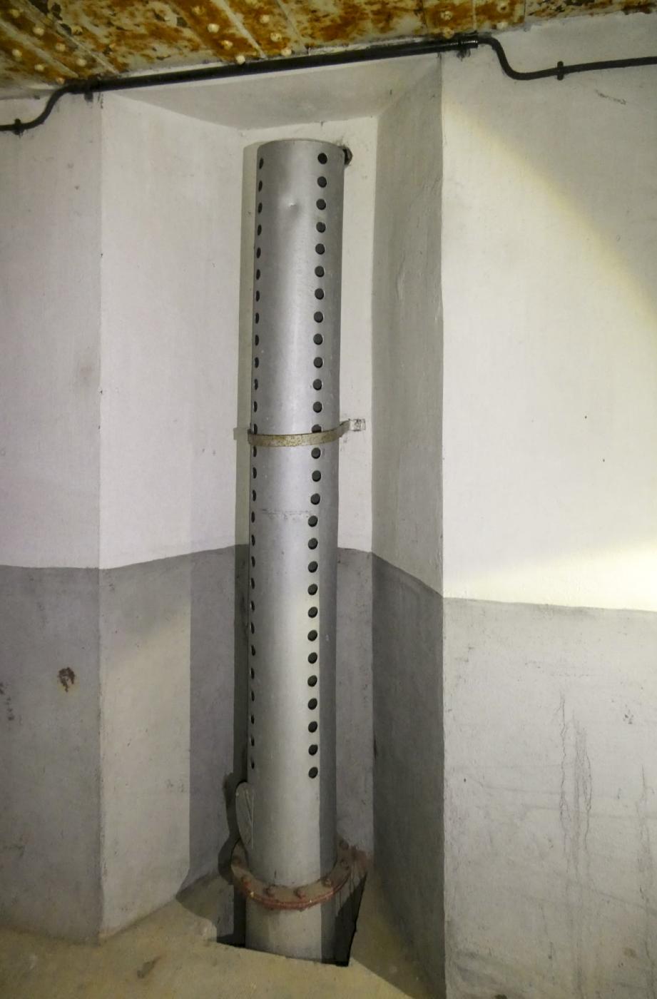 Ligne Maginot - ASCHBACH EST - O2 - (Casemate d'infanterie - Double) - Chambre de tir nord-ouest
Aérateur - ELLENA Daniel - CUNY Philippe