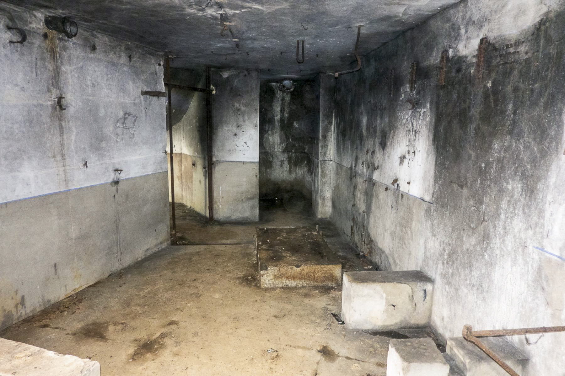 Ligne Maginot - ASCHBACH OUEST - (Casemate d'infanterie - Simple) - Etage inférieur
Emplacement du groupe électrogène, avec les latrines à l'arrière-plan  - Michel Teiten
