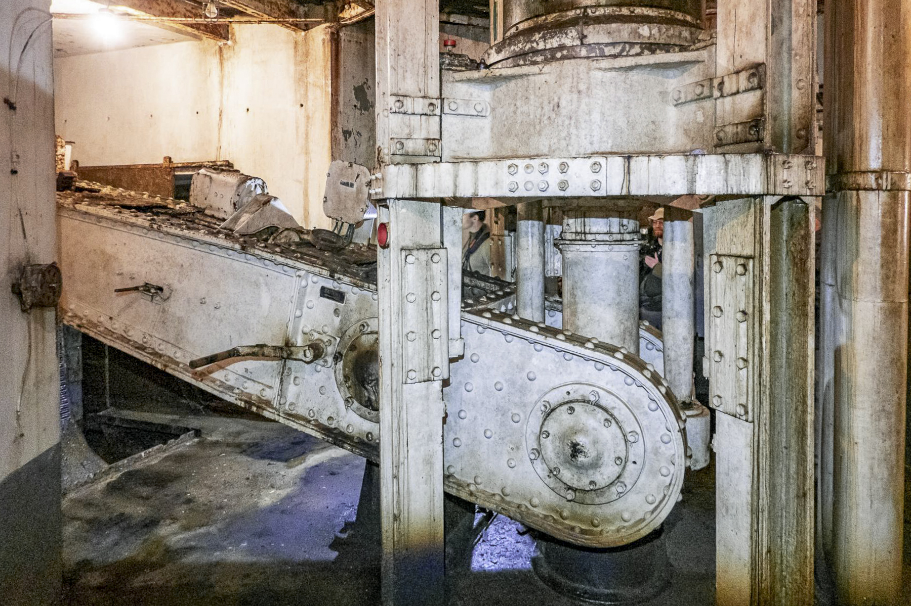 Ligne Maginot - SCHOENENBOURG - (Ouvrage d'artillerie) - Bloc 4
Etage inférieur de la tourelle de 75 et son contrepoids - Michel Teiten